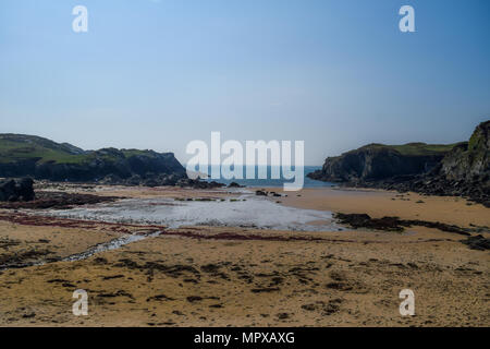 Vue mer et plage de Porth Dafarch à Anglesey, au nord du Pays de Galles, Royaume-Uni Banque D'Images