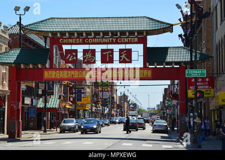 L'emblématique du quartier chinois de Chicago pour la passerelle sur l'avenue Wentworth. Banque D'Images