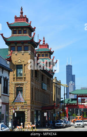 La Willis Tower, anciennement Sears, s'élève derrière l'emblématique Pui Tak Centre Culturel et Chinatown gate sur la rue S. Wentworth Ave. à Chicago. Banque D'Images