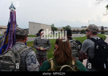 Les membres d'équipe McConnell se rassemblent autour de Le Major John Farmer, 22e Escadron des Forces de sécurité, commandant l'allocution d'ouverture lors d'un ruck mars Mai 16, 2018, sur la base aérienne de McConnell, Kansas, le 16 mai 2018. Farmer a remercié tout le monde pour leur participation à la mise à l'honneur tombé les forces de sécurité et les frères Bureau des enquêtes spéciales au cours de la Semaine nationale de la police. (U.S. Photo de l'Armée de l'air Alan Navigant de première classe) de Ricker. () Banque D'Images