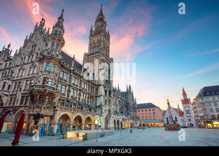 Munich. Image de ville Place Marien à Munich, Allemagne pendant le crépuscule heure bleue. Banque D'Images