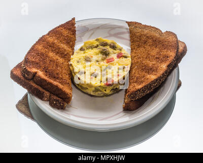 Oeufs brouillés et toasts de blé déjeuner sur miroir Banque D'Images