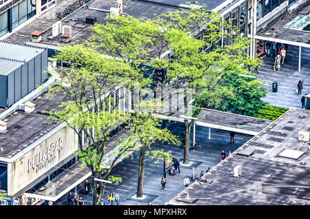 Rotterdam, Pays-Bas, le 11 mai 2018 : Vue aérienne des arbres ornant la rue piétonne commerçante Lijnbaan Banque D'Images