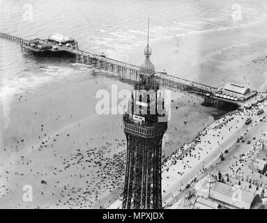 La tour de Blackpool et de Pier, Blackpool, Lancashire, 1920. Artiste : Aerofilms. Banque D'Images