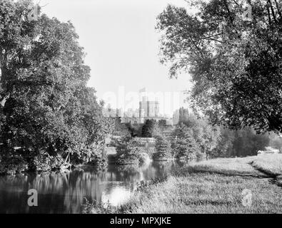 Le Château de Windsor à partir de ci-dessus Romney Lock sur la Tamise, Berkshire, 1888. Artiste : Henry raillerie. Banque D'Images