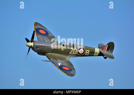 Spitfire, avion de chasse 2 Guerre mondiale célèbre avion volant Banque D'Images