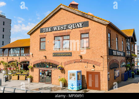 Pub wetherspoons, le quai ouest. Le port de plaisance de Brighton, Sussex, UK Banque D'Images