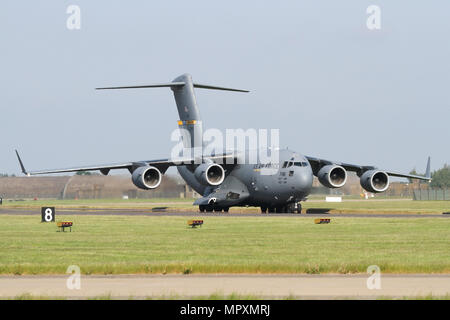 La première USAF Boeing C-17A Globemaster à visiter RAF Coningsby tourne sur la piste avant le départ. Banque D'Images