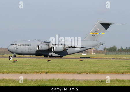 La première USAF Boeing C-17A Globemaster à visiter RAF Coningsby tourne sur la piste avant le départ. Banque D'Images