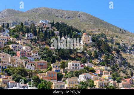 Maisons colorées sur la colline de l'île de Symi. Grèce Banque D'Images