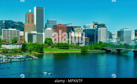 Vue de Portland, Oregon, le pont de Marquam Willamette à partir d'une voiture en mouvement. Banque D'Images