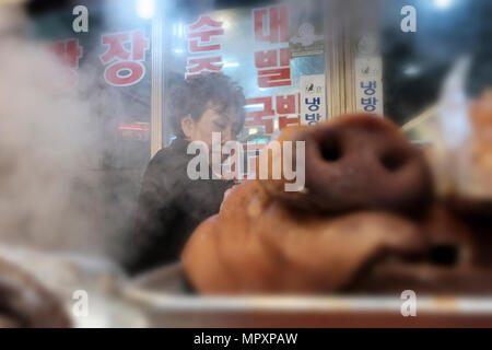 Titulaire de la vente de nourriture traditionnelle coréenne sur le marché de Gwangjang auparavant marché Dongdaemun, un marché de rue traditionnel dans le district de Jongno-gu, dans le centre de Séoul, en Corée du Sud Banque D'Images