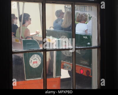 Old Town Trolley touristes vus à travers les fenêtres de l'Gonzalez-Alvarez House à Saint Augustine, Florida, USA, 2018, © Katharine Andriotis Banque D'Images