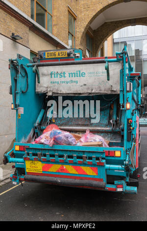 Un panier de poussière ou de camion poubelle services de collecte des déchets des hommes dans le centre de Londres. Ben et la collecte des déchets tours par la route. Enfouissement des déchets de recyclage. Banque D'Images