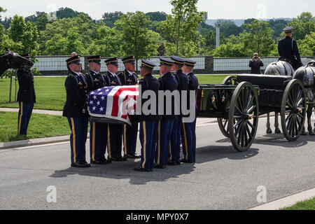 Déchargement du cercueil pour le transport à tombe, lors de funérailles militaires au cimetière national d'Arlington Banque D'Images