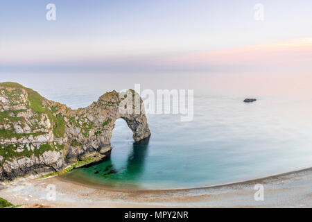 Le célèbre arch rock formation à Durdle Door le long de la Côte Jurassique au coucher du soleil, lumière panier Site du patrimoine naturel mondial de l'UNESCO, Dorset, England, UK Banque D'Images