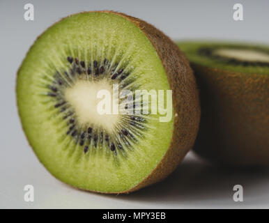 Close-up de tranches de kiwi sur fond blanc Banque D'Images