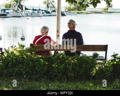 Senior couple regardant l'eau et de bateaux dans le port. Banque D'Images