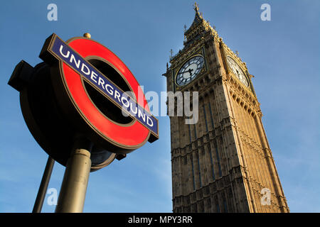 Low angle view of underground sign contre Big Ben Banque D'Images