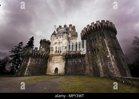 Low angle view of Butron contre ciel nuageux Banque D'Images