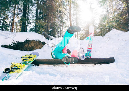 Playful couple tombé dans le champ couvert de neige dans la forêt Banque D'Images