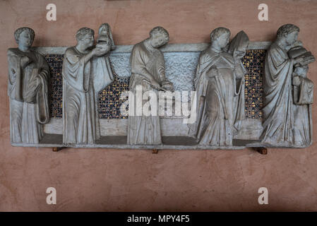 Archbasilica, San Giovanni in Laterano, Rome. Friese dans le cloître Musée présentant une masse médiévale Banque D'Images