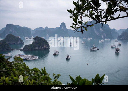 Des bateaux naviguant en mer contre des rochers pendant temps de brouillard Banque D'Images