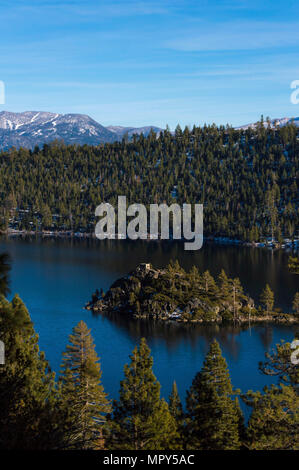 Vue panoramique du lac calme au milieu d'arbres contre le ciel bleu Banque D'Images