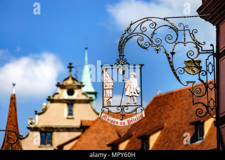 Vieux métal conseil soupir dans le centre historique de Colmar, Alsace, France Banque D'Images