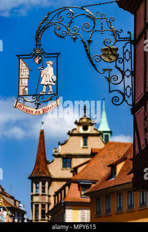 Vieux métal conseil soupir dans le centre historique de Colmar, Alsace, France Banque D'Images