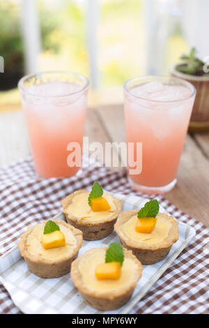 Portrait de tartelettes avec un verre sur la table Banque D'Images