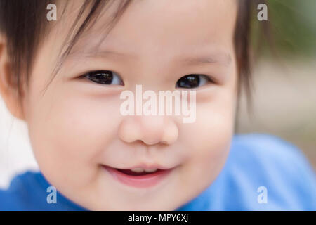Close-up portrait of smiling baby girl Banque D'Images