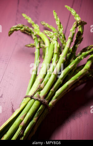 Close-up d'asperges sur table Banque D'Images