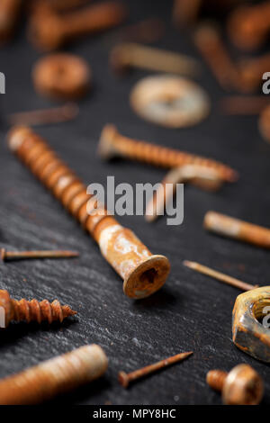 Close-up of rusty outils de travail sur table Banque D'Images