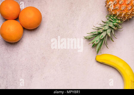Scieries et de saison les fruits d'été. Les oranges et les Bananes Ananas disposés en angle des origines, mode de vie sain. Mise à plat Banque D'Images