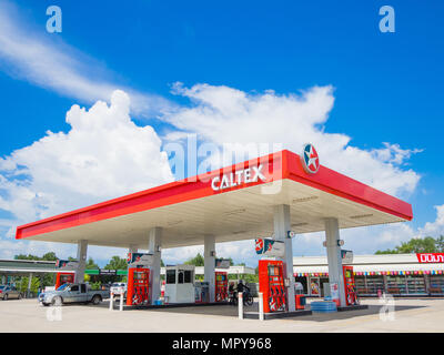 Trang, Thaïlande - 2 septembre 2017 : la station Caltex de gaz fond de ciel bleu. Caltex est un nom de marque de pétroliers Chevron Corporation utilisée dans plus de Banque D'Images