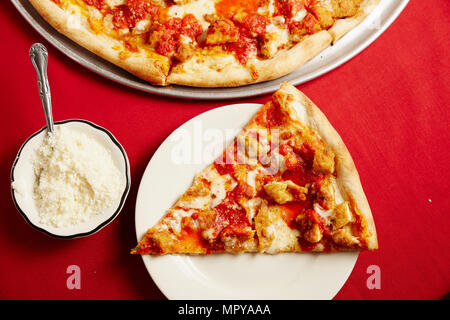 High angle view of pizza slice servi dans la plaque sur la table Banque D'Images