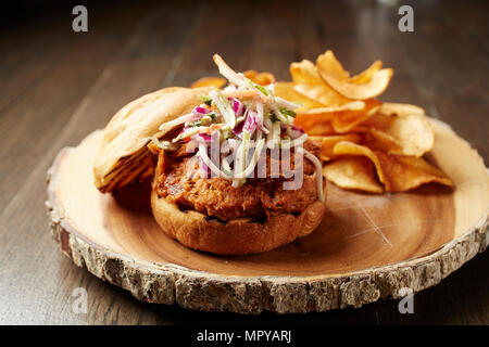 Close-up of sandwich porc sur bois Banque D'Images