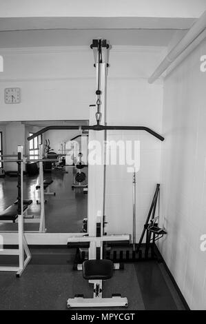 Lat machine déroulant à l'intérieur de sport personne bodybuilding noir blanc Banque D'Images