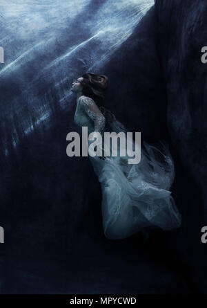 Une mariée sous-marine Banque D'Images