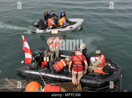 L'exercice African Lion est un exercice militaire combiné des États-Unis et du Maroc qui a lieu chaque année. Le 22 avril 2017, des plongeurs de l’équipe de construction sous-marine 1 ont mené une formation conjointe avec des plongeurs de la Marine royale marocaine sur un navire submergé près du port d’Agadir. L’image d’archives, identifiée sous le numéro 170422-N-VN349-003, documente les opérations sous-marines coordonnées pendant l’exercice. Banque D'Images