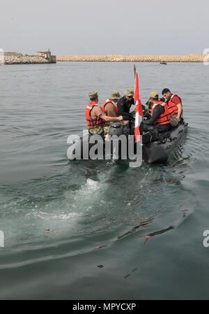L’exercice African Lion est un exercice militaire conjoint annuel mené par les États-Unis et le Maroc. Le 22 avril 2017, des plongeurs de Underwater construction Team 1 et de la Marine royale marocaine se sont entraînés sur un navire submergé à l’extérieur du port d’Agadir pour améliorer la cohérence des procédures et la sécurité. L'image d'archive, numérotée 170422-N-VN349-005, documente l'opération multinationale de plongée. Banque D'Images