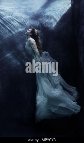 Une mariée sous-marine Banque D'Images