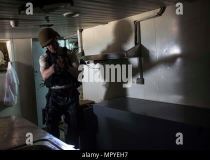 170420-N-FQ994-398 La baie de Souda, la Grèce (20 avril 2017) Intérieur électricien en communications 3e classe John Stark, de Blue Springs, Missouri, pratiques mouvements tactiques avec l'USS Ross (DDG 71), visite, conseil, recherche et saisie à bord d'un navire d'entraînement de l'équipe dans la baie de Souda, la Grèce, le 20 avril 2017. USS Ross, une classe Arleigh Burke destroyer lance-missiles, l'avant-déployé à Rota, Espagne, mène des opérations navales dans la sixième flotte américaine zone d'opérations à l'appui de la sécurité nationale des États-Unis en Europe et en Afrique. (U.S. Photo par marine Spécialiste de la communication de masse 3e classe Robert S. Banque D'Images