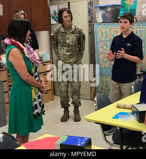 SCHOFIELD BARRACKS, New York (24 avril 2017) --- Un jeune patient art thérapie discute de son expérience avec le traitement de remplacement à la deuxième Dame de la United States, Karen Pence (à gauche), qui s'est rendu avec les dirigeants militaires et civils au cours d'une visite organisée par la clinique de santé des États-Unis à Schofield Barracks. Au cours de la visite, Pence a entendu à propos de diverses formes de l'art-thérapie est utilisé pour aider les militaires et leur famille de faire face aux difficultés, des handicaps ou des diagnostics. Banque D'Images