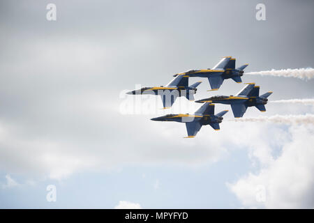 BELLE CHASSE, en Louisiane - Le Blue Angels, une équipe de démonstration avec la Marine américaine effectue des acrobaties aériennes au cours de la Nouvelle Orléans 2017 Air Show au Naval Air Station Service Commun Base New Orleans, le 21 avril 2017. Au cours de leur démonstration de voltige, le Blues fly 6 F/A-18 Hornet, divisé en la formation Diamant Blue Angels (1 à 4) et le plomb et les Blue Angels de solos adverses (5 et 6). (U.S. Marine Corps photo de la FPC. Niles Lee) Banque D'Images