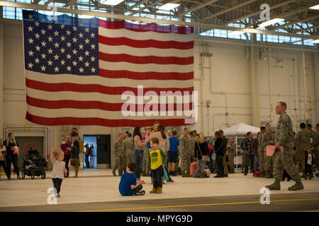 Amis et familles attendent au Hangar 25 sur Joint Base Elmendorf-Richardson, Alaska Le 21 avril pour le 525e Escadron de chasse de retour d'un déploiement de 7 mois. Pour de nombreuses familles, c'était leur première fois d'être séparés de leurs proches pendant une période prolongée. (U.S. Photo de l'Armée de l'air par la Haute Airman Kyle Johnson) Banque D'Images