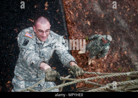 Réserve de l'armée américaine le s.. Jason Pickard, l'Administration centrale et de l'Administration centrale, du détachement, du bataillon chimique 415Division 76e commandement opérationnel, grimpe un cargo-net mur durant le parcours de la compétition meilleur guerrier combinée à Joint Base McGuire-Dix-Lakehurst, New Jersey. Le 25 avril 2017. Les concurrents traversent la voie pour le meilleur temps. Les soldats sont en concurrence pour représenter le 412e, 416e théâtre commande Ingénieur Ingénieur Théâtre et 76e commandement de l'intervention opérationnelle au meilleur guerrier USARC la concurrence. (U.S. Réserve de l'Armée Photo prise par le s.. Roger Ashley) Banque D'Images