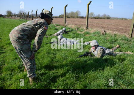 L'Armée américaine, le sergent-chef. P. Astin Muse, 39e Signal, répond aux spécifications. Jonathon L. Gray, 39e Bataillon du signal incident de tir indirect de rapports au cours de la formation, commandant 22 mars 2017, la base aérienne de Chièvres, la formation locale. (U.S. Photo de l'armée par Visual Spécialiste de l'information Henri Cambier) Banque D'Images