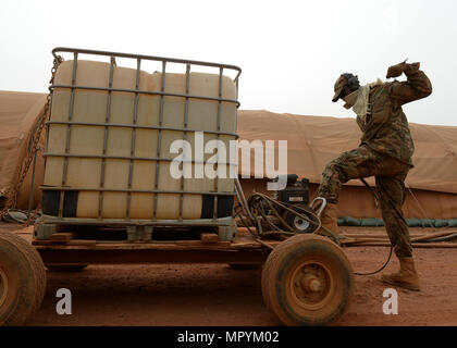 Le s.. Julian Johnson, 768e Escadron de la base aérienne expéditionnaire sous-officier responsable d'Chauffage Ventilation et climatisation, tire le cordon de démarrage pour une laveuse à pression à la Base Aérienne 101 Nigériens, le Niger, le 3 avril 2017. Dans le cadre d'une équipe de deux hommes, Johnson aide à superviser environ 120 unités de chauffage, ventilation et climatisation la climatisation que l'offre d'installations américaines sur la base. (U.S. Photo de l'Armée de l'air par la Haute Airman Jimmie D. Pike) Banque D'Images